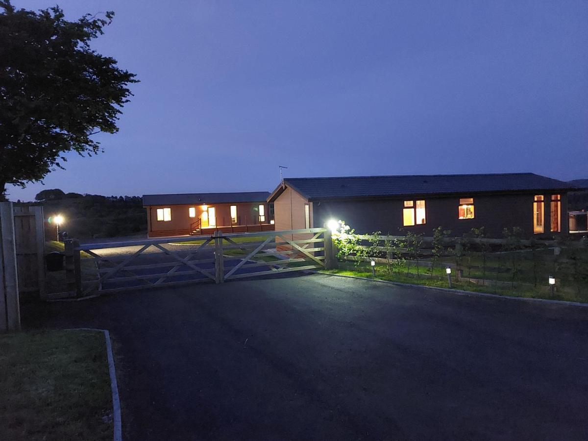 Luxury Family Beechwood Lodge With Hot Tub Lochwinnoch Exterior photo