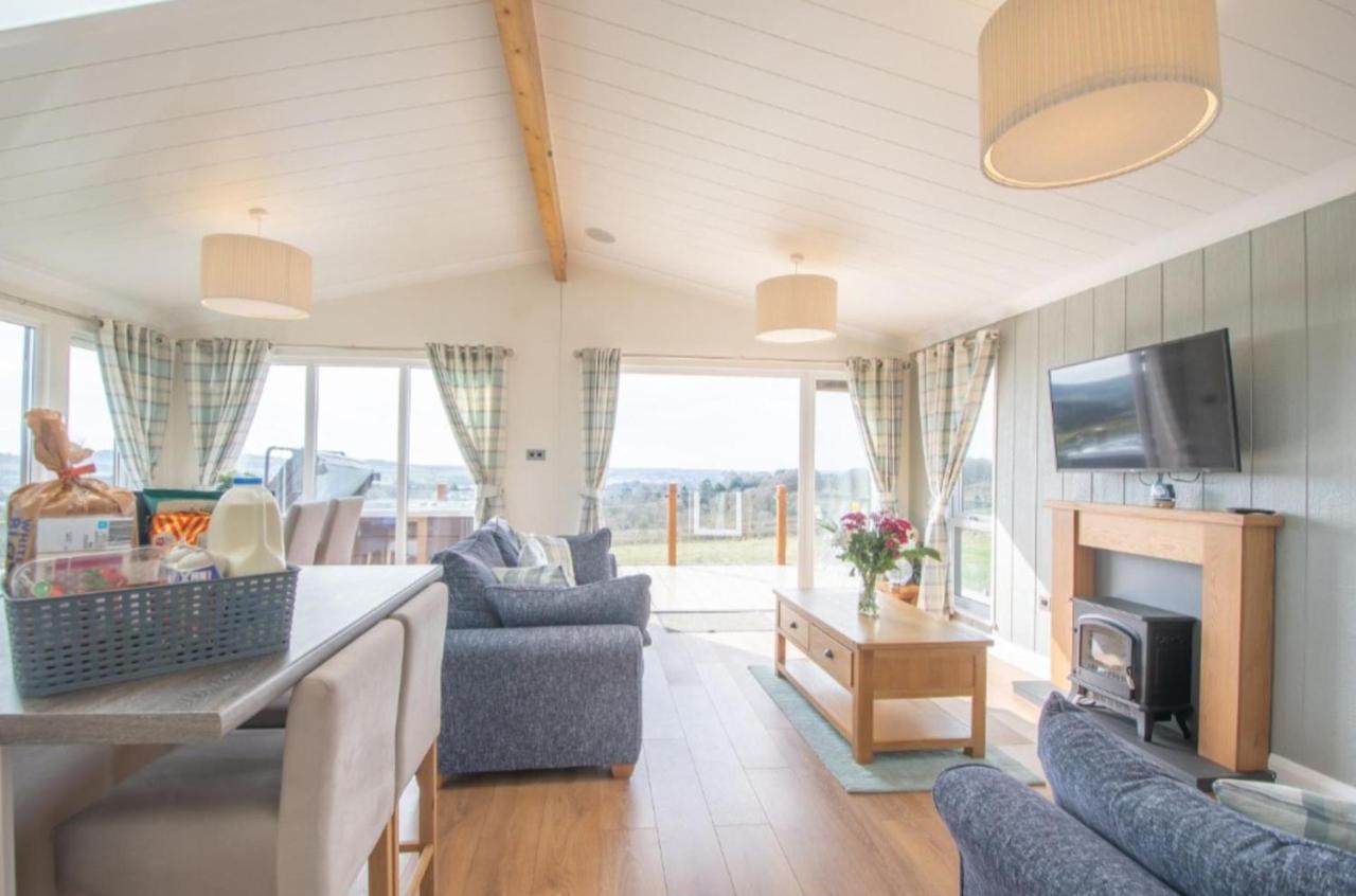Luxury Family Beechwood Lodge With Hot Tub Lochwinnoch Exterior photo